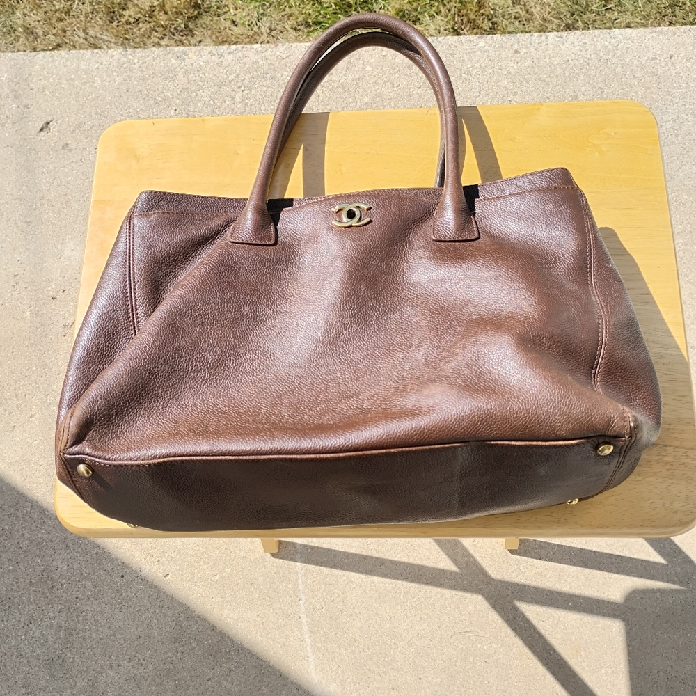 CHANEL Gold Leather Tote with Classic Elegance - Picture 4 of 10